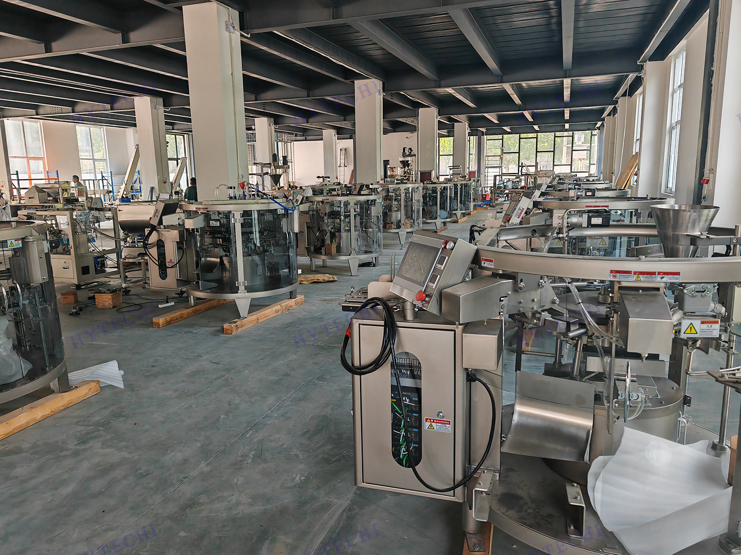 全自动给袋式酱料包装机是针对酱料